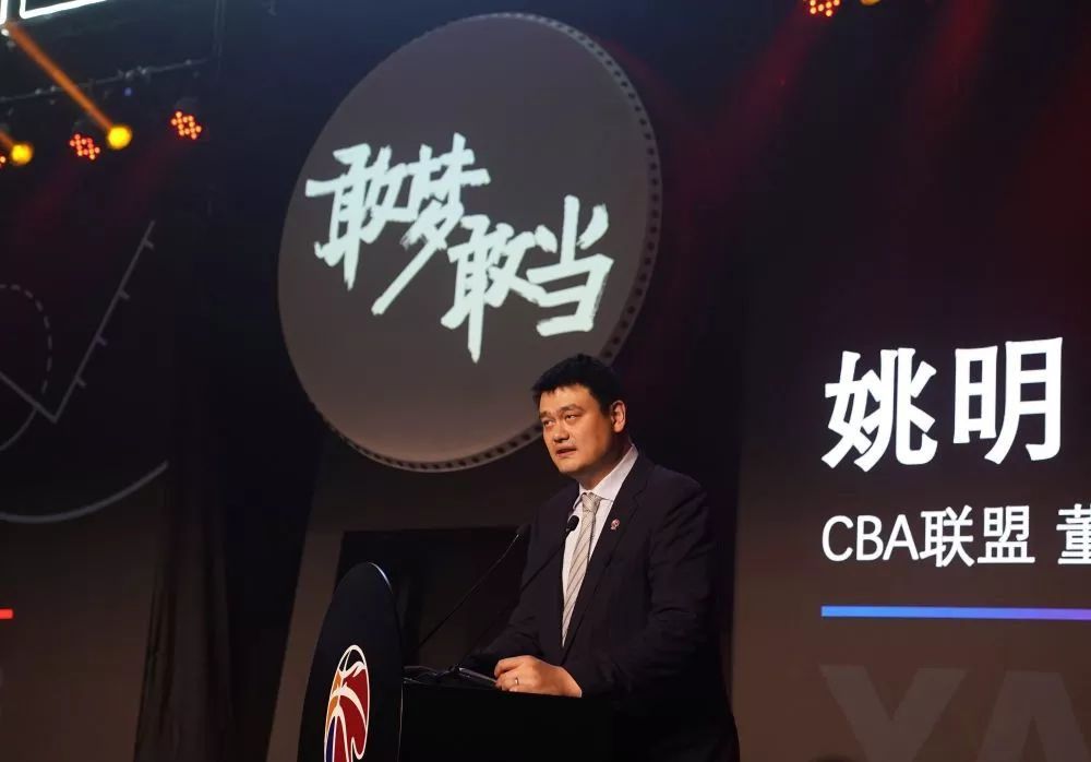 娇妻雪白双腿高高举起